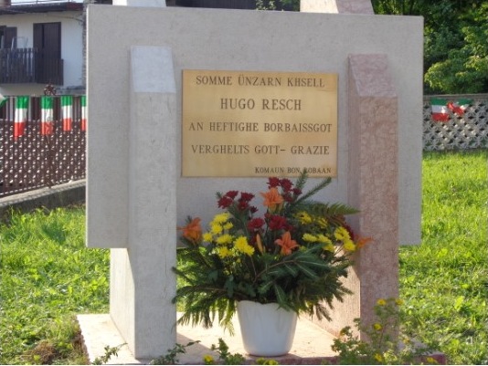 Hugo-Resch-Denkmal in Roana mit Blumenschmuck